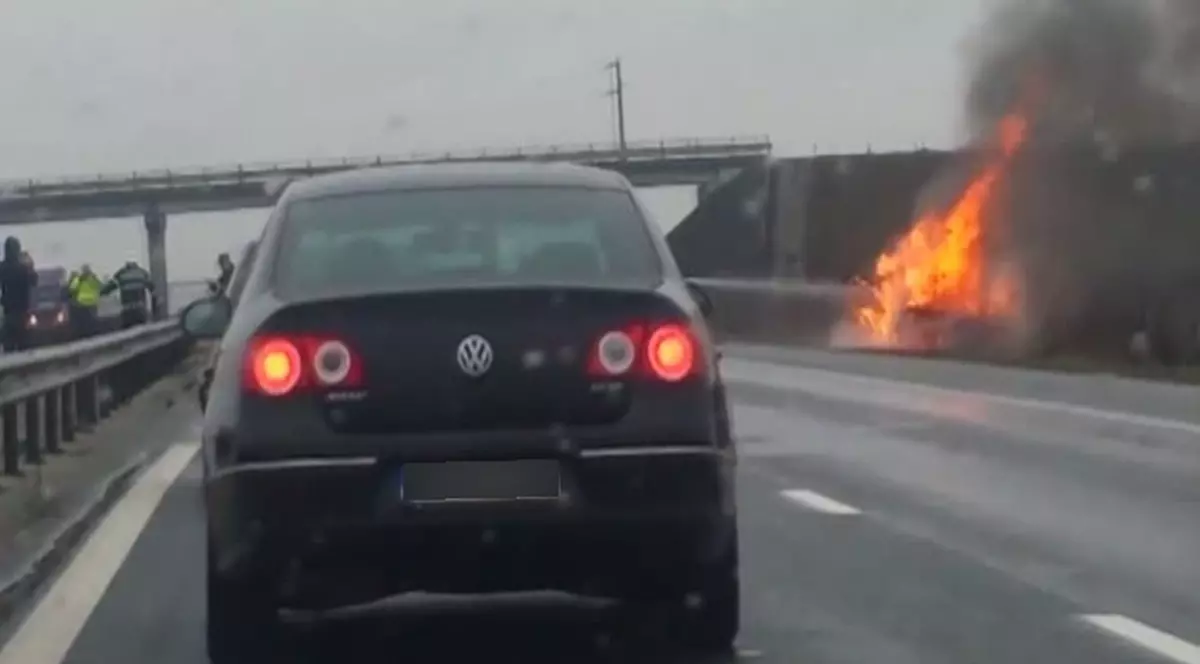 O mașină A LUAT FOC, pe autostrada București - Pitești