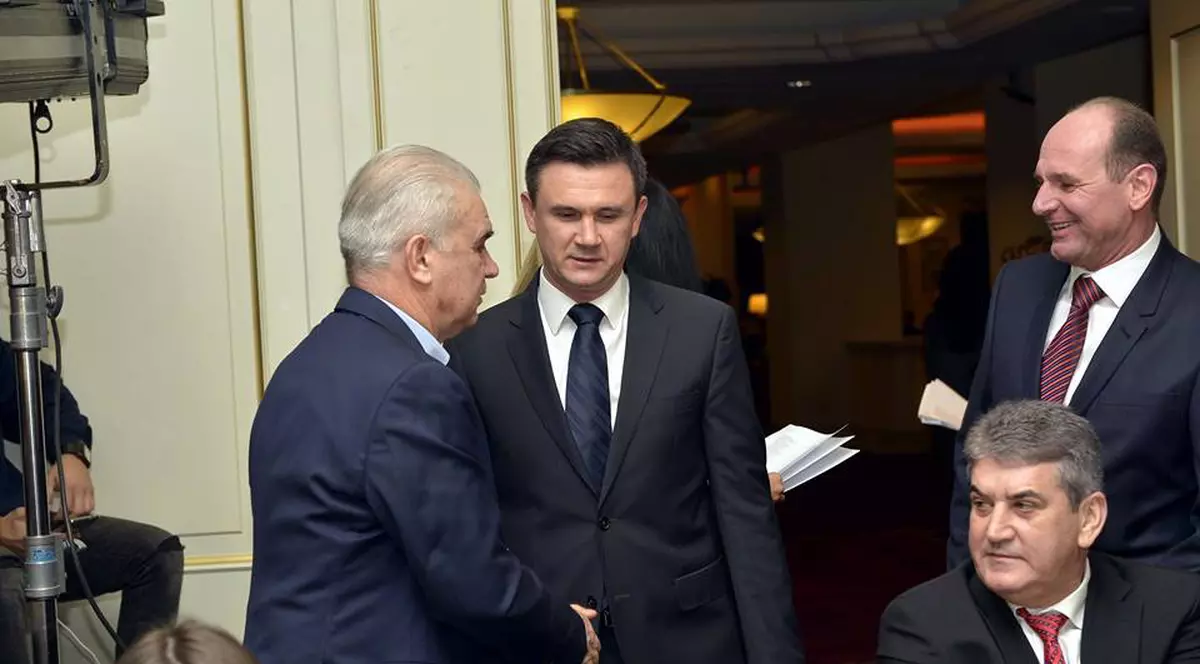 Anghel Iordănescu a venit de mână cu Gabi Oprea, la gala AFAN! ^Plus o prezență feminină fermecătoare i-a făcut ”marcaj” Generalului!