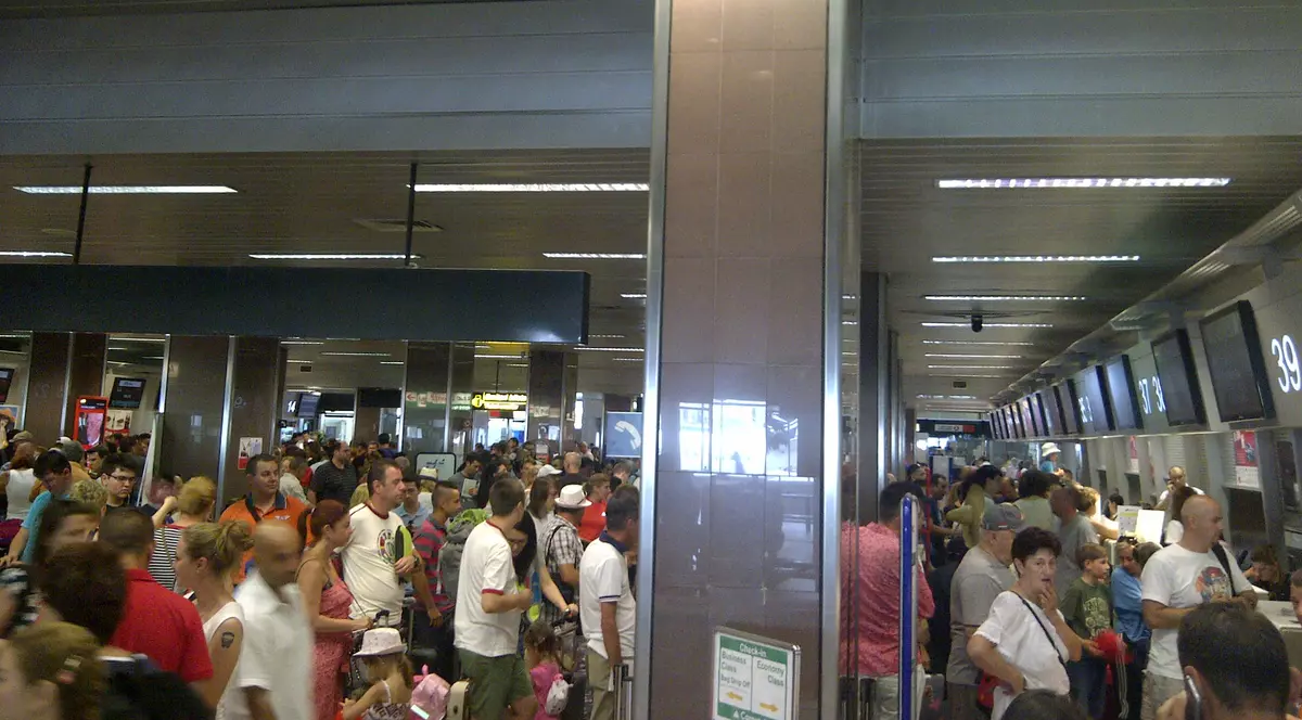 Haos pe Otopeni! Bagajele pasagerilor încurcate. Vedete blocate în aeroport
