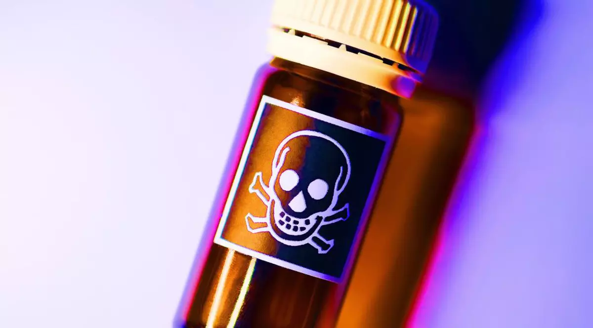 Să mai și râdem... cu bancurile zilei! Un tip intră într-o farmacie şi cere o sticluţă de cianură