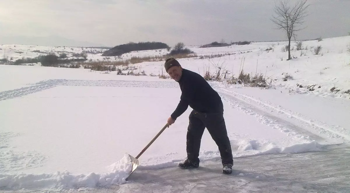 Un sibian a amenajat singur un patinoar natural