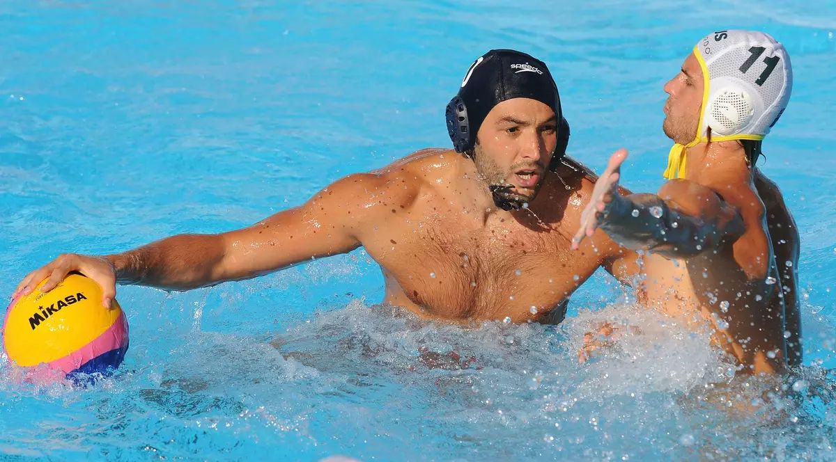 Delegația României a plecat azi spre Belgrad, la Campionatul European de polo, fără Ramiro Georgescu, om de bază la Olimpiada din 2012. Jucătorul a slăbit dramatic, după ce a contractat un virus căruia doctorii nu i-au găsit leac