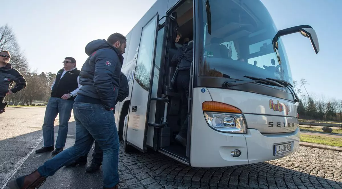 Gestul făcut de un politician german: a trimis un autocar plin cu refugiaţi la biroul Angelei Merkel