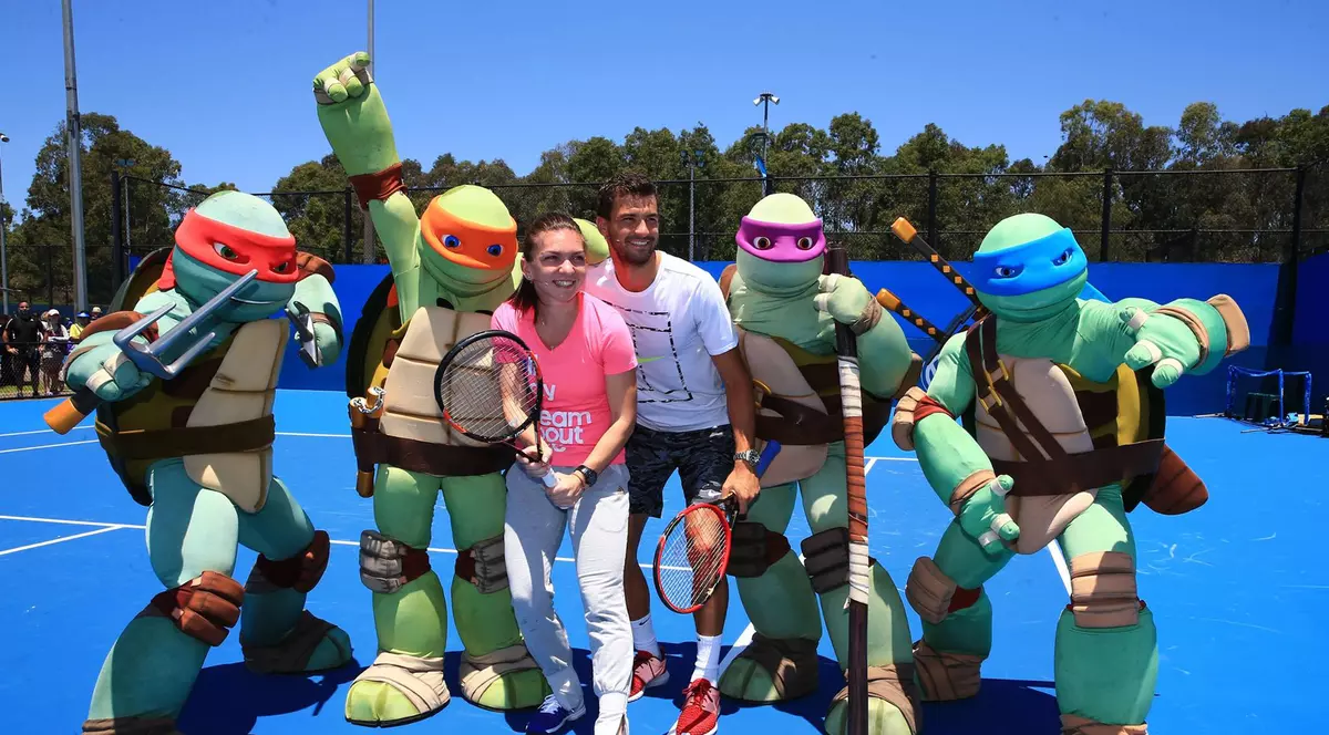 Simona Halep, strălucitoare la petrecerea jucătoarelor. La Sydney, sportiva a fost în formă și la ”Kids Day”, avându-l alături pe bulgarul Grigor Dimitrov, cel mai râvnit bărbat din circuit. Accidentarea care a făcut-o să abandoneze la Brisbane n-a trecut/ FOTO & VIDEO