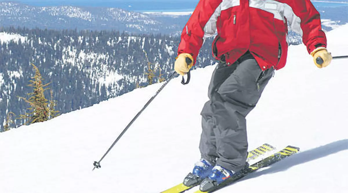 Cum te poţi da cu schiurile în livadă! VIDEO