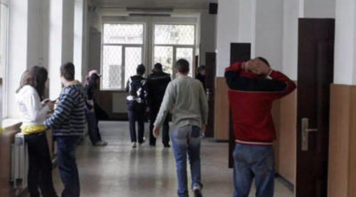 Caz incredibil în Iaşi. Cum s-a prezentat un profesor la ore, în faţa elevilor. Directoarea a chemat poliţia