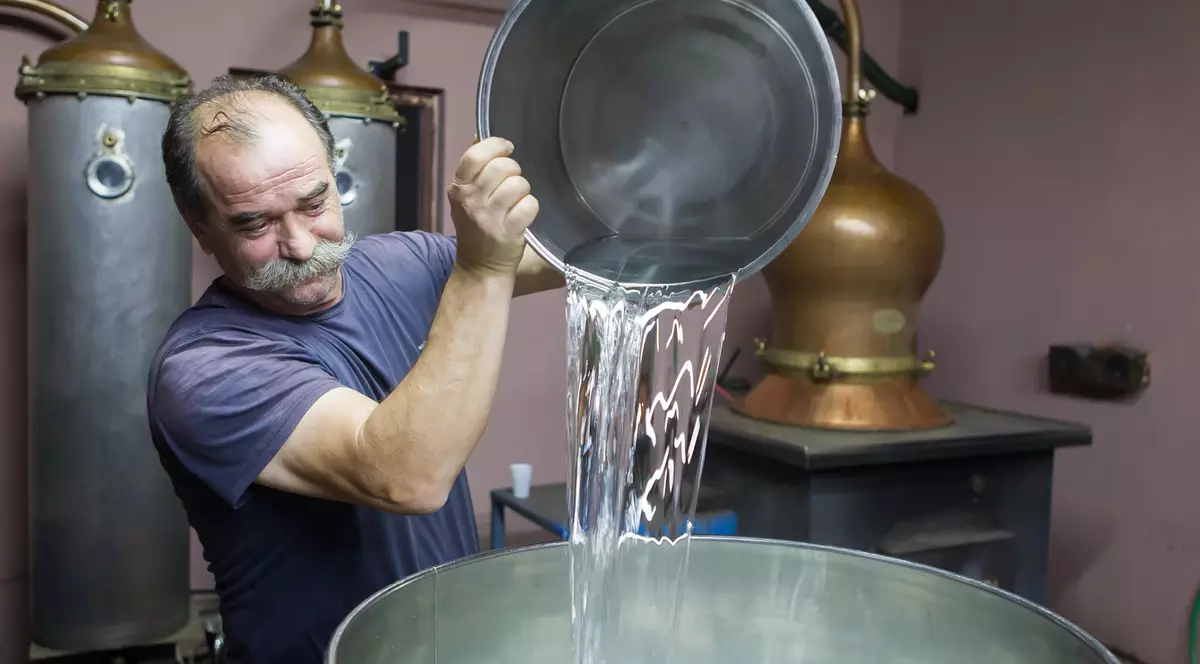 Noul Cod Fiscal ignoră promisiunile guvernanților. Faci acasă țuică? Plătești accize!