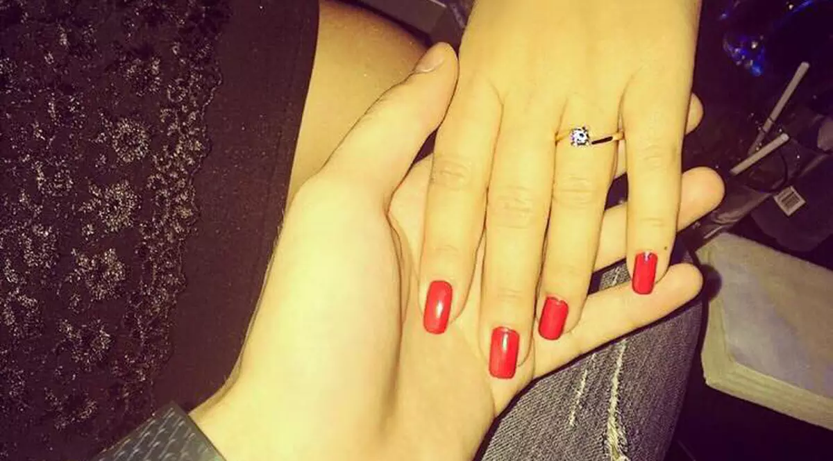 NUNTĂ MARE în showbiz. O blondă celebră a primit inelul de logodnă chiar în noaptea de Revelion | FOTO