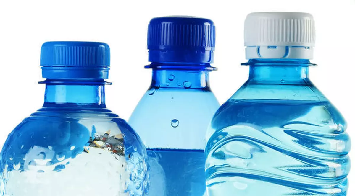 ADEVĂRUL despre sticlele din plastic. Ce înseamnă simbolurile trecute pe ele