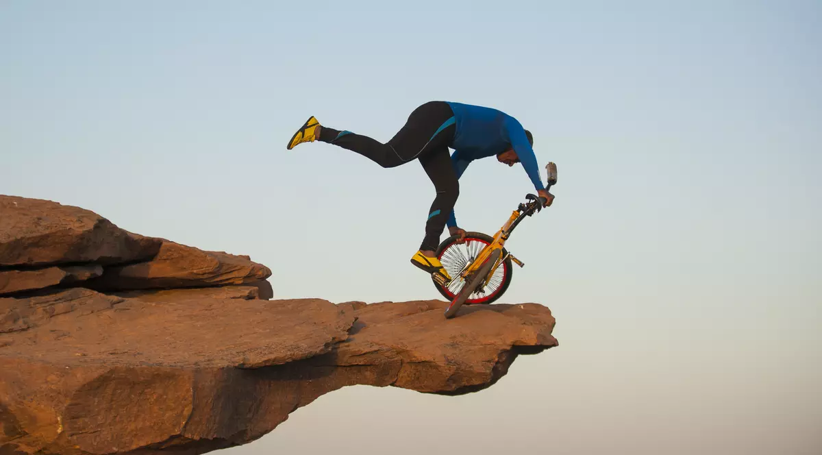 Acrobații la înălțime. Uite ce nebunii poate să facă un indian de 68 de ani pe bicicletă