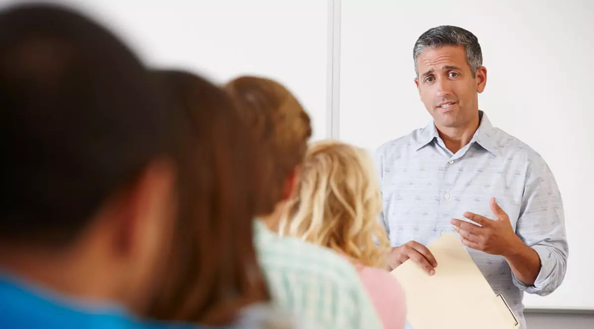 Banc | Un student merge la cantină şi cum singurul loc liber este lângă un profesor, neavând ce face, se aşază acolo