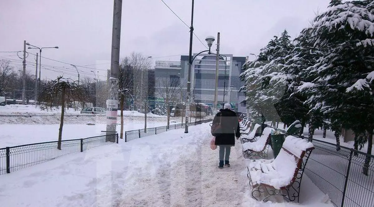 Firmele care nu curăţă zăpada de pe trotuare vor fi amendate de Primăria Capitalei