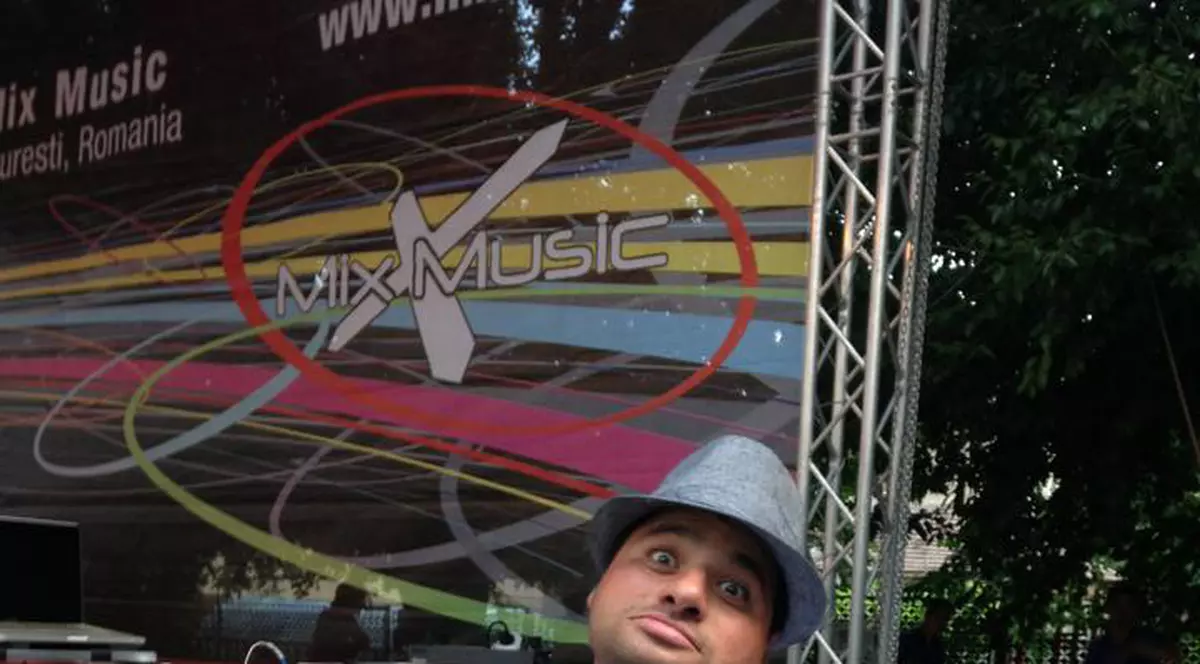 EXCLUSIV/ Soarta nu i-a surâs decât patru ani! ”Omul-bormașină” s-a întors vedetă printre gunoaie