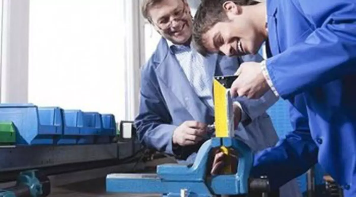 Nemții oferă stagii de ucenicie pentru tineri. Vezi ce meserii se caută şi aplică la AMOFM