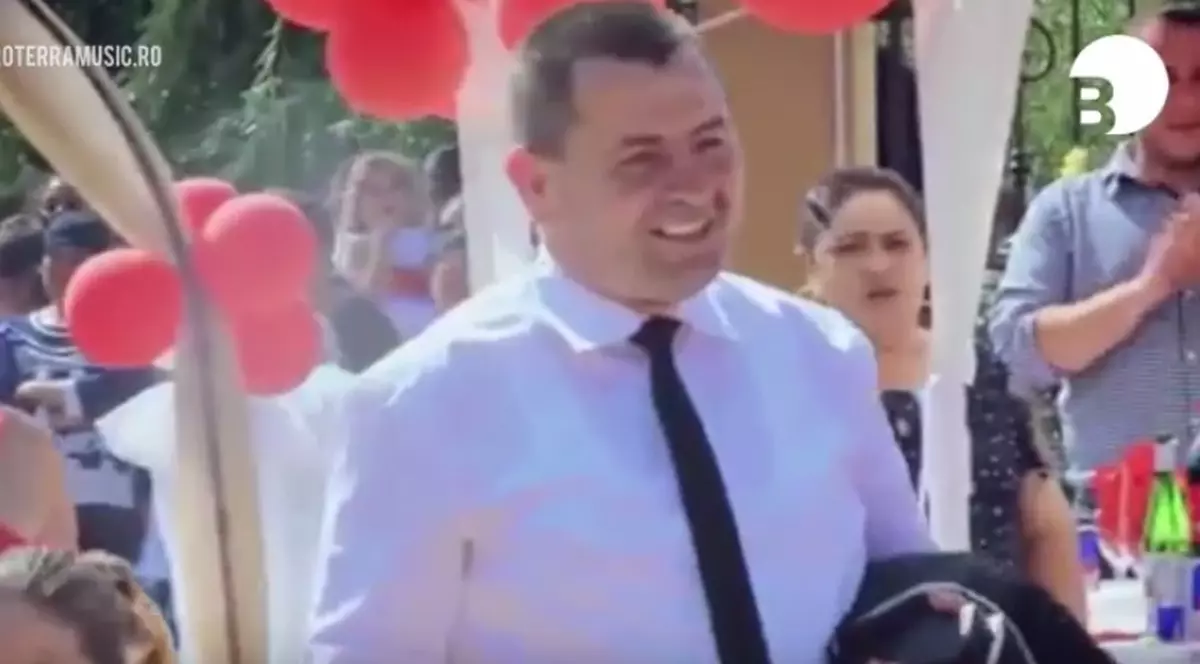 Imagini COMPROMIȚĂTOARE cu fostul șef al poliţiei rutiere din Buzău | VIDEO