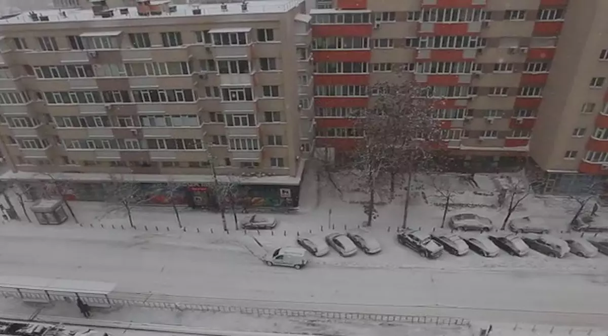 Viscolul îngreunează traficul rutier din București