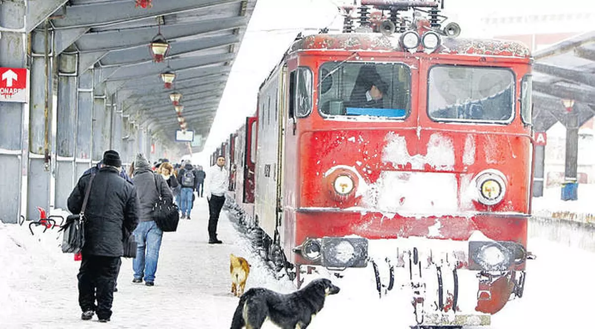 Trafic feroviar în condiții de VÂNT, PLOI ȘI POLEI. Pot apărea întârzieri