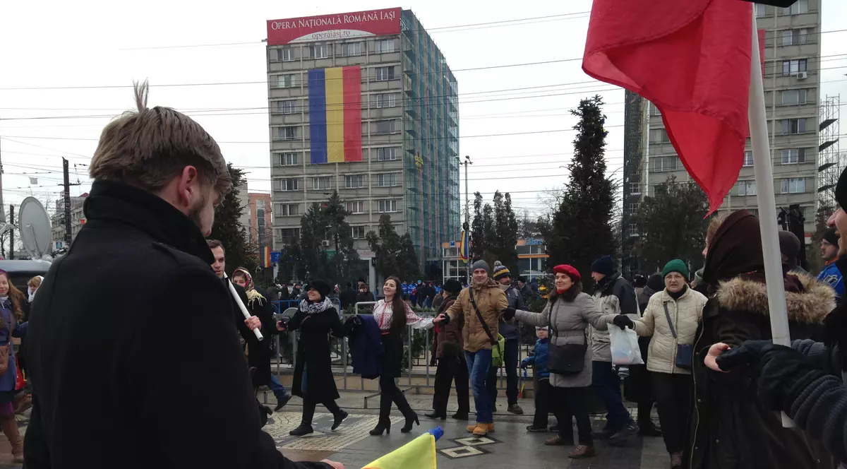 Supărare la Iași! Oamenii nu au fost lăsați să se prindă în horă cu președintele