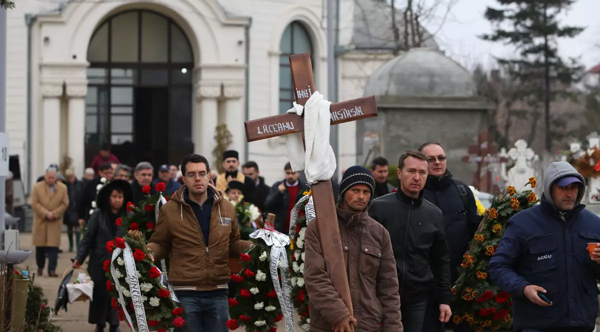 EXCLUSIV/ Scene sfâșietoare de la înmormantarea soției lui Ion Lăceanu! Solistul, împietrit de durere