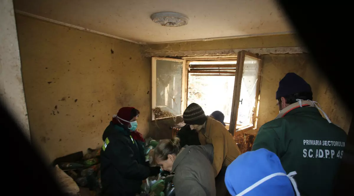 Imagini GREU DE PRIVIT. O familie din București a trăit într-o mizerie cumplită | FOTO