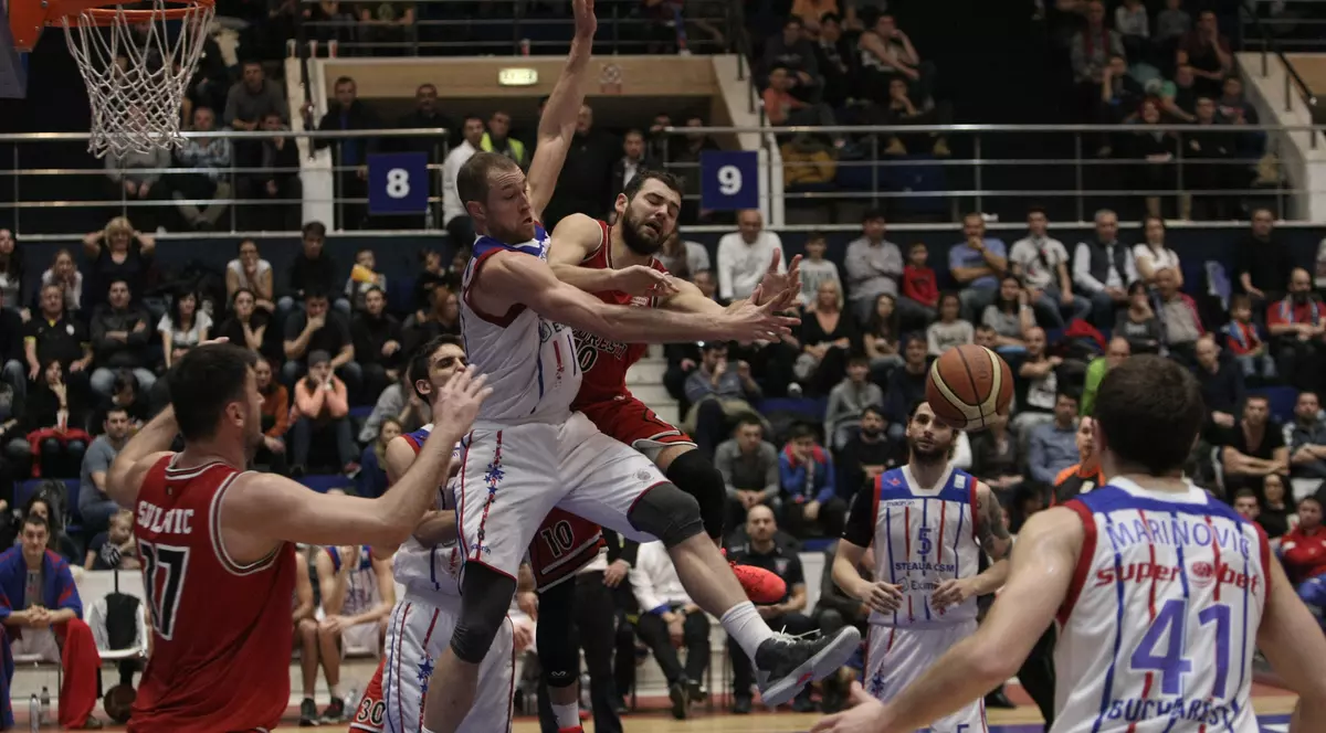 Steaua a învins la limită în eternul derby cu Dinamo. Roș-albii, 15 aruncări de 3 puncte degeaba! O fetiță a cântat imnul național / GALERIE FOTO