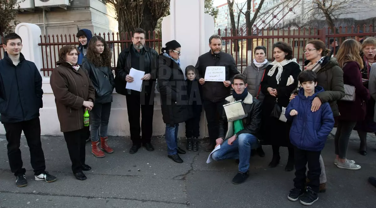 Elevii din Vianu s-au strâns în fața liceului pentru a-l apăra pe profesorul de matematică