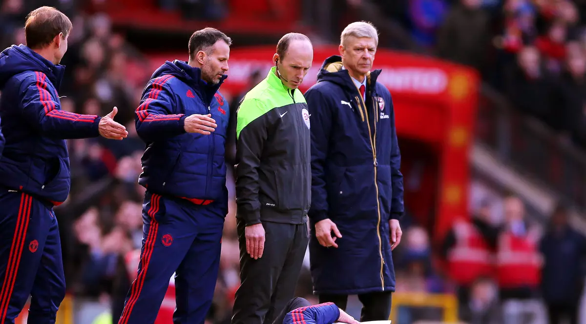 Louis van Gaal s-a dat în spectacol! Olandezul a căzut de parcă ar fi fost împușcat