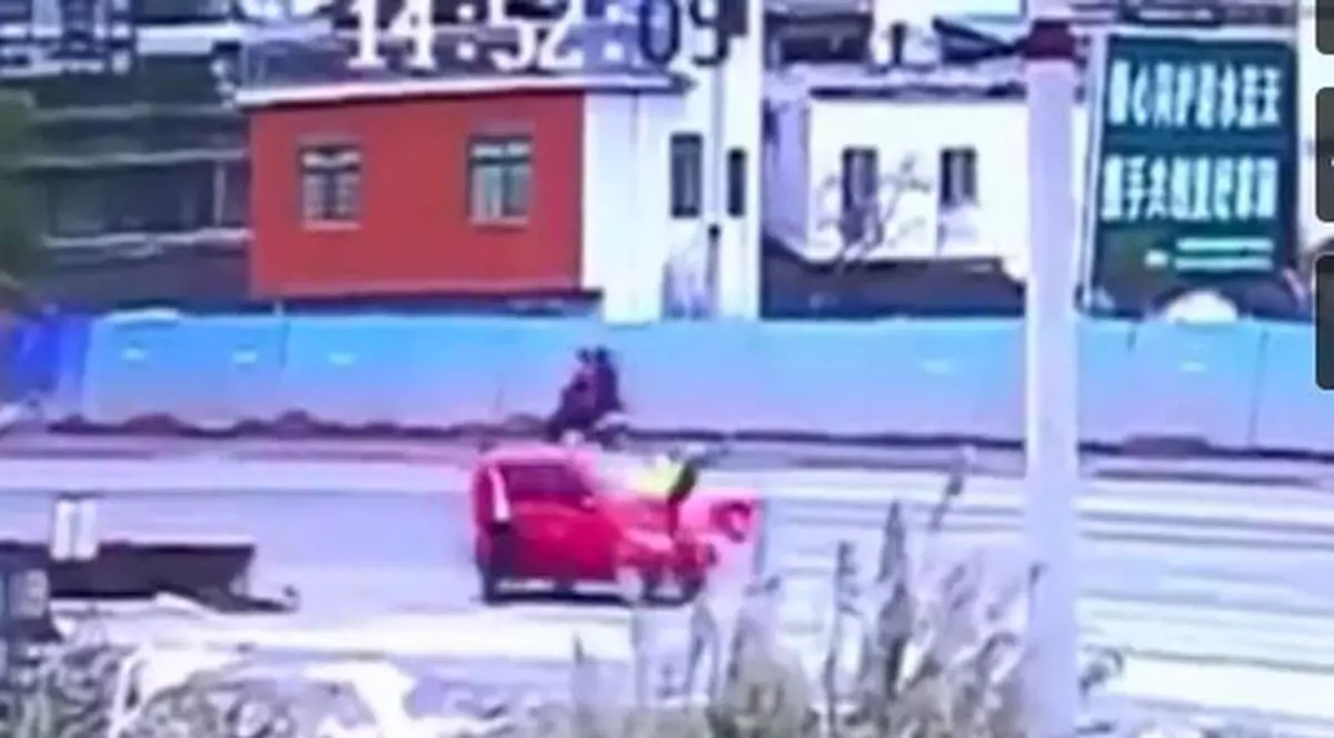 De necrezut! O femeie a supravieţuit după ce a fost  lovită de o maşină şi târâtă zeci de metri, pe stradă | VIDEO