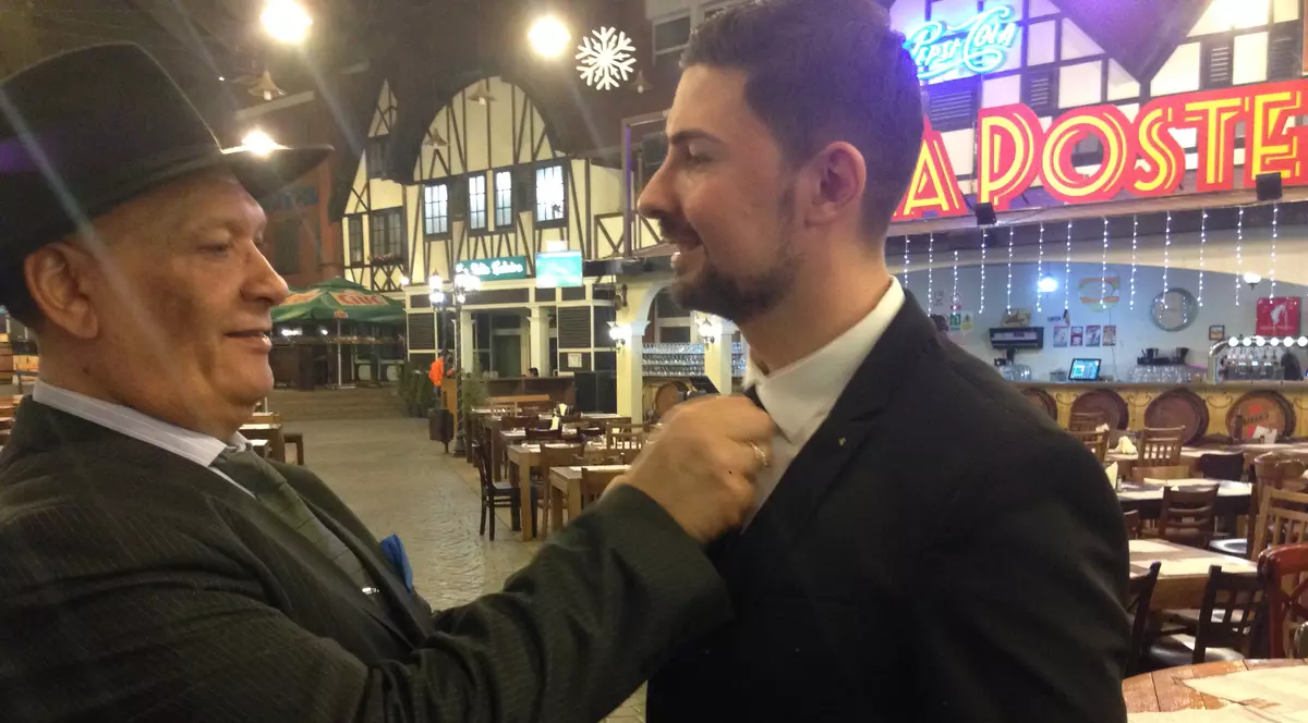 Imagine emoționantă. Relația dintre un lăutar și un tenor, tată și fiu, este o lecție de viață