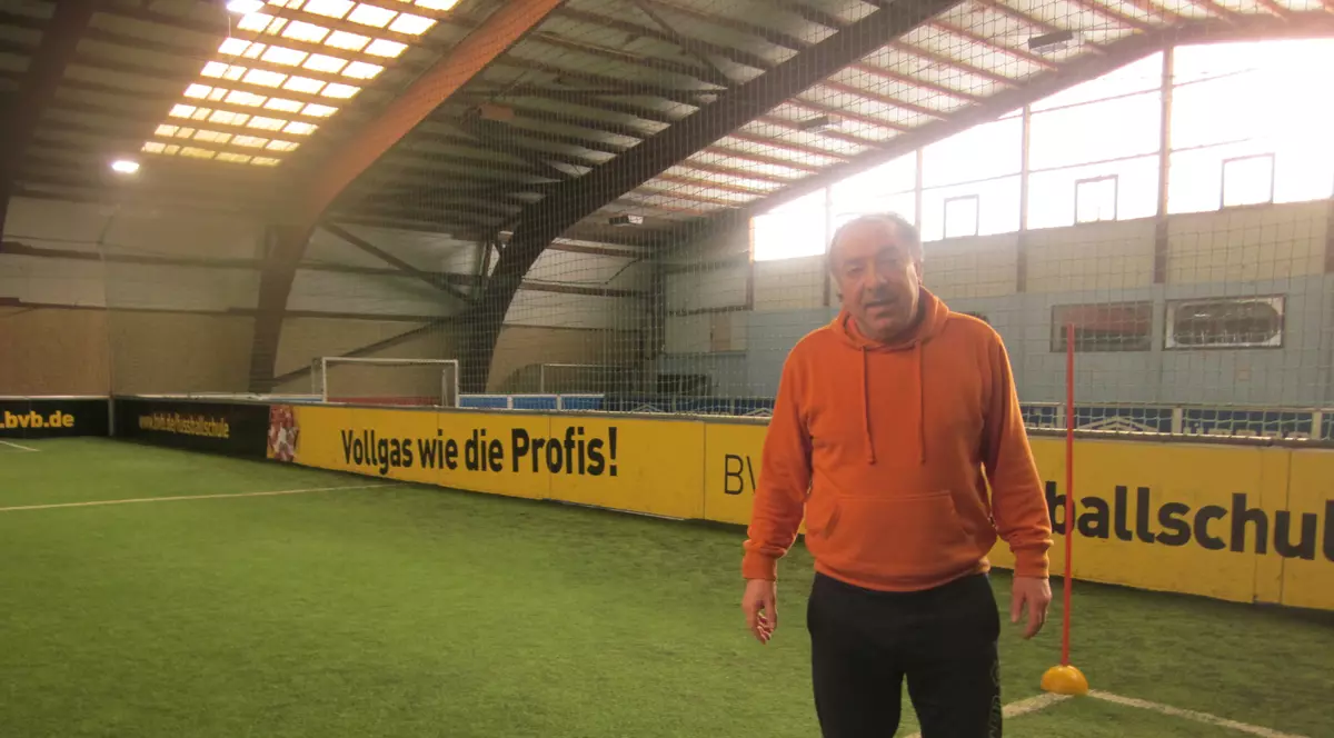 Meditație la fotbal. Profesorul Marcel Răducanu ține la Dortmund ^ore suplimentare cu elevii săi veniți din toată lumea