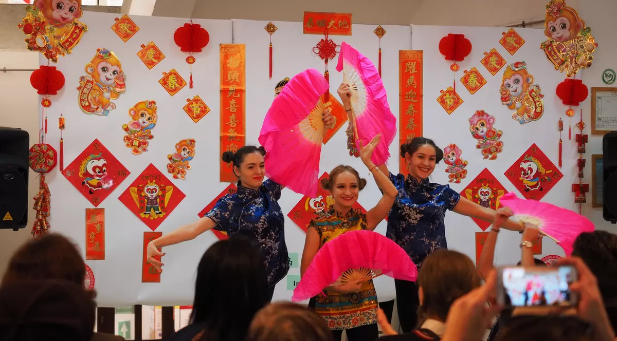 Chinezii din Sibiu au intrat în Anul Maimuţei de Foc! Ce se întâmplă cu născuţii după 8 februarie? VIDEO