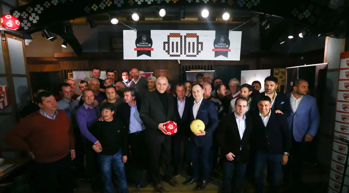 Dinamo s-a împăcat cu trecutul! Fostele glorii au stat la masă cu actualii jucători și cu conducerea. Fotbaliștii retrași din activitate au băut vin, iar tinerii au stat pe apă și pe suc. La petrecere a venit și un tehnician pe care patronul Ionuț Negoiță l-a batjocorit, la mijlocul anului trecut! FOTO