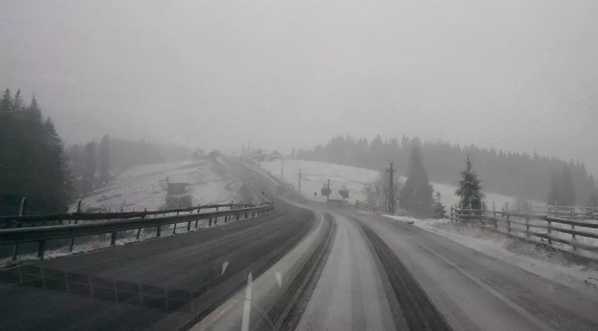Iarna revine în forță în Pasul Tihuța! Ninge de 12 ore