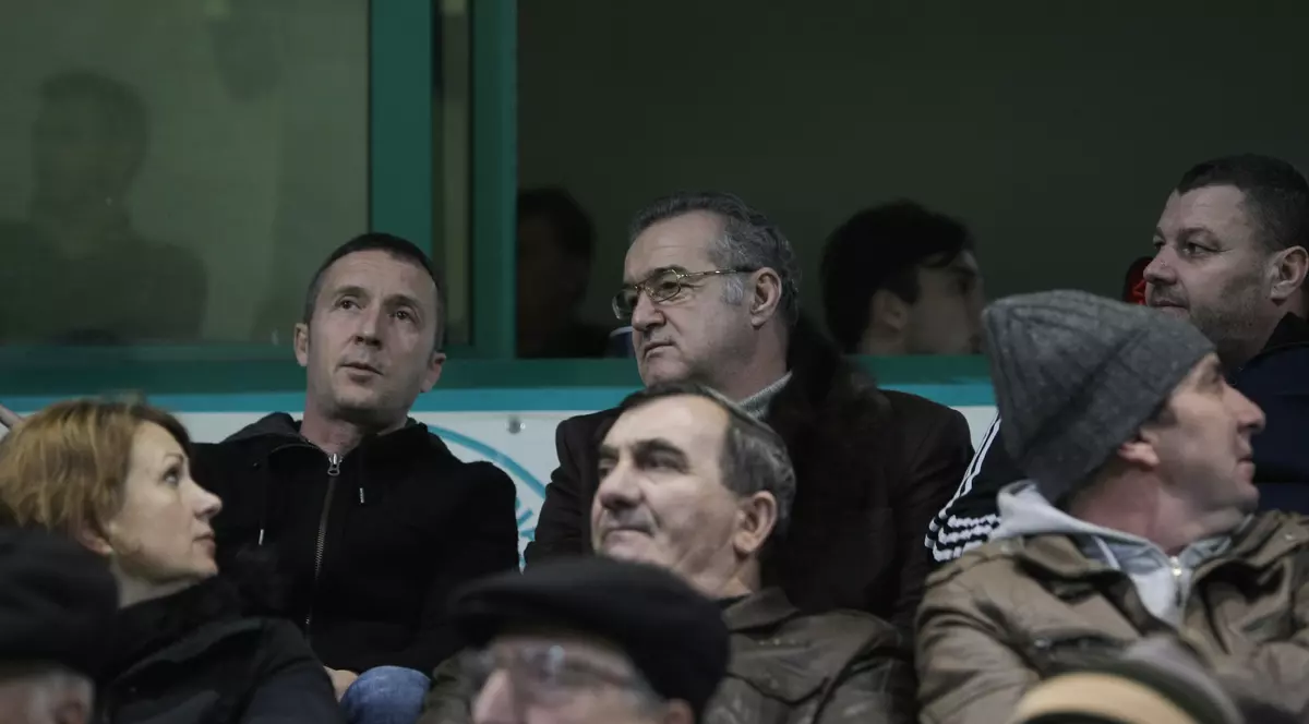 Ce diferență față de Gică Popescu! Meme Stoica, baie de mulțime, la fel ca Ceașescu / GALERIE FOTO