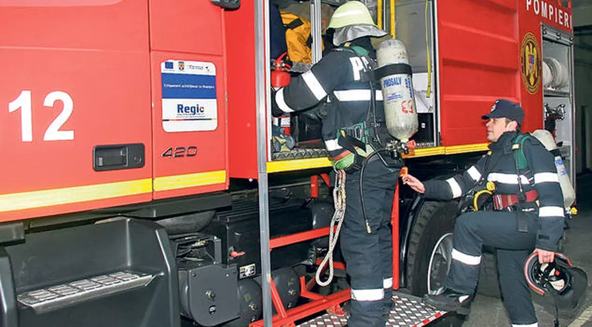 S-a trezit cu pompierii şi cu poliţiştii în casă! Ce făcea bărbatul pentru care un prieten alertase autorităţile! VIDEO