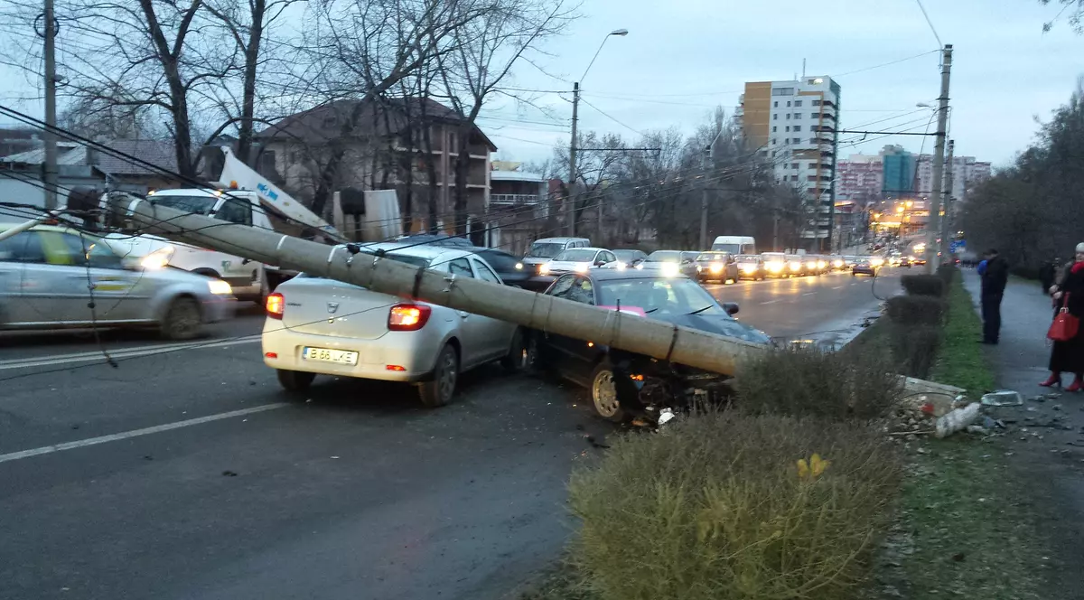Scandal în trafic! Un stâlp a căzut peste două maşini! VIDEO