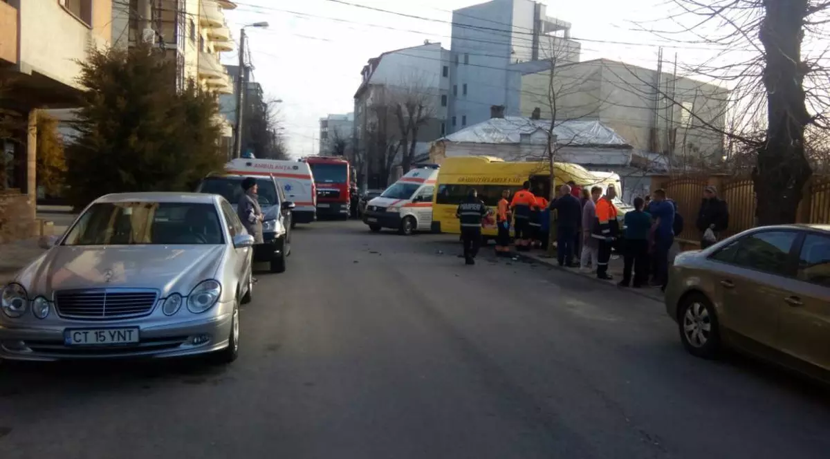 Accident grav cu un microbuz școlar în Constanța! Cinci copii au fost răniți!