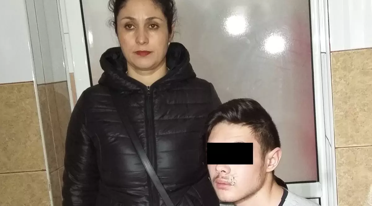 Elev plin de sânge pus să dea lucrarea de control, în loc să fie dus la spital!