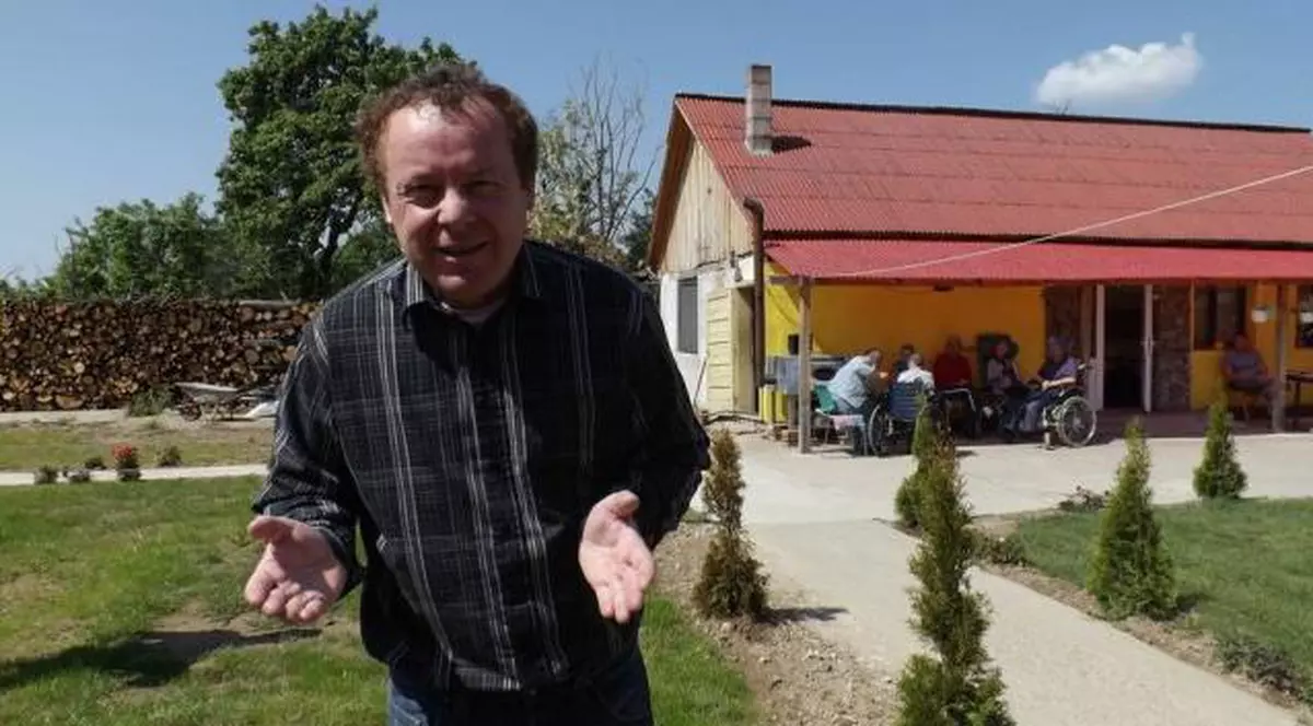 Deşi ajută oamenii nevoiaşi, oferindu-le adăpost şi trei mese pe zi, a fost amendat!