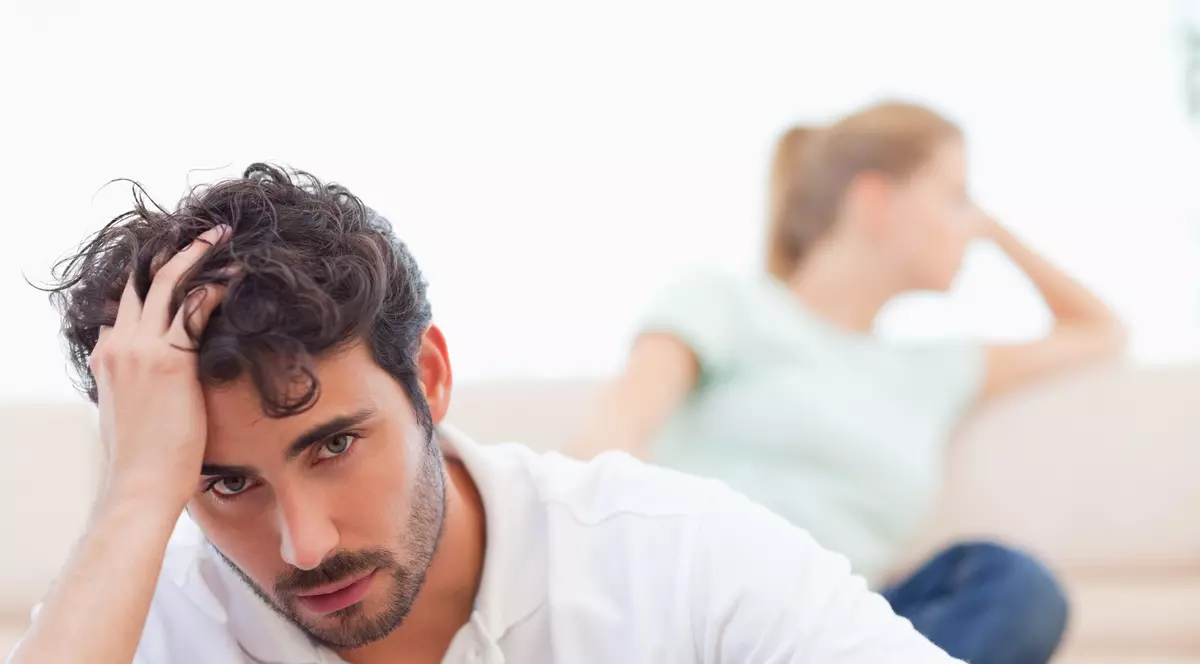 Adela vă sfătuiește în sex și iubire. ”Mama ei, care e plecată în străinătate, ne tot preseaza să facem nunta!”