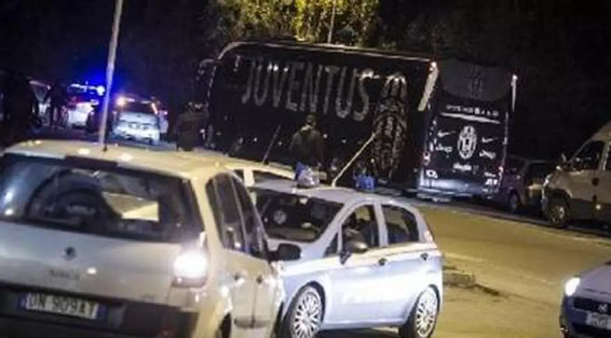 Autocarul echipei Juventus, atacat cu o bombă artizanală la Bologna