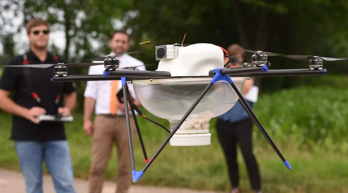 Poliția olandeză a găsit soluția împotriva dronelor neautorizate! Uite cum le vânează | VIDEO