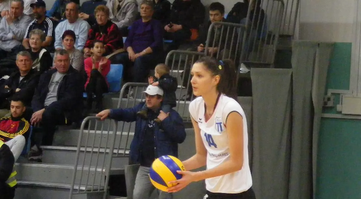 Sportul oferă încă o lecție uluitoare de voință! Născută fără două degete la o mână și fără trei la cealalta, Mihaela Ozun face volei de mare performanță: ”Sportul a dat sens vieții mele”. A calificat-o pe CSM București în semifinalele Challenge Cup! ”Dacă Dumnezeu îți dă, Dumnezeu îți și ia! Mulțumesc tuturor că exist”