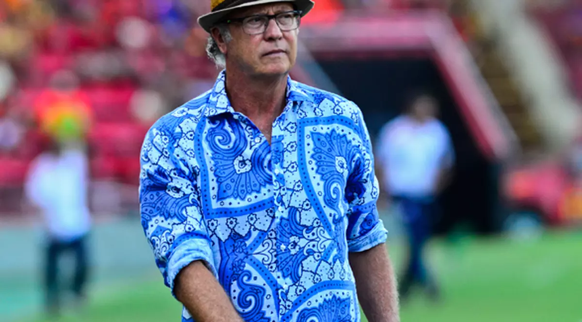 Deși nu pare, acest domn este un greu al fotbalului mondial! A venit îmbrăcat la meci ca la plajă!