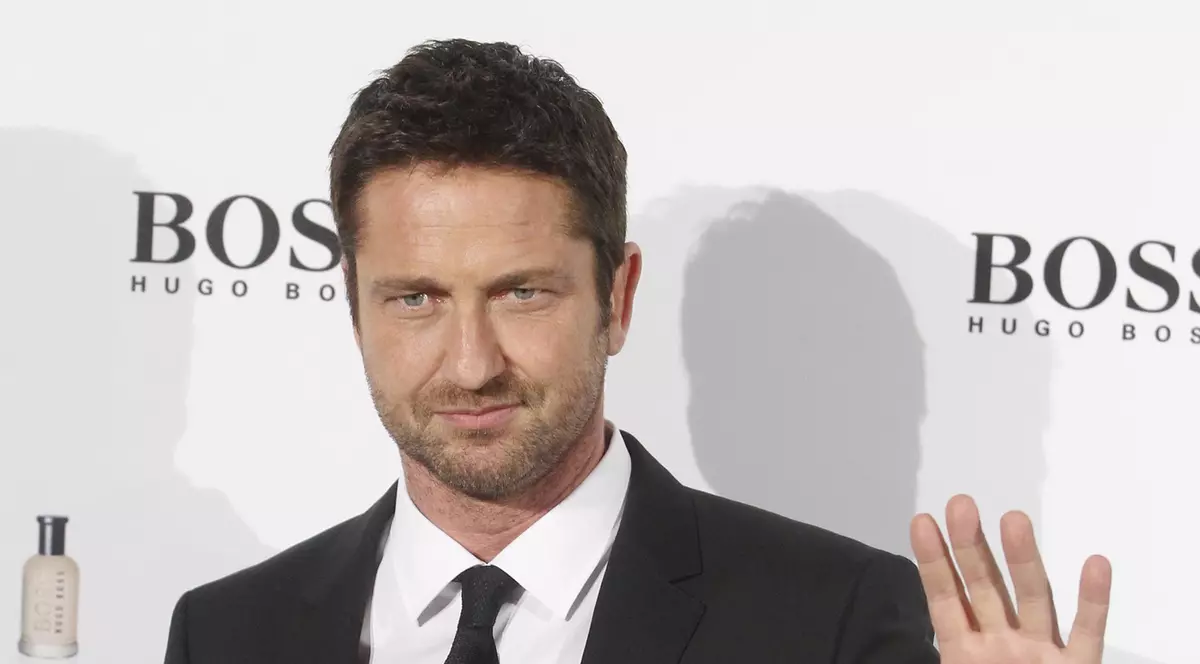 Ce căsătorie? Gerard Butler se vrea tot burlac! Și-a petrecut noaptea cu o blondă celebră!