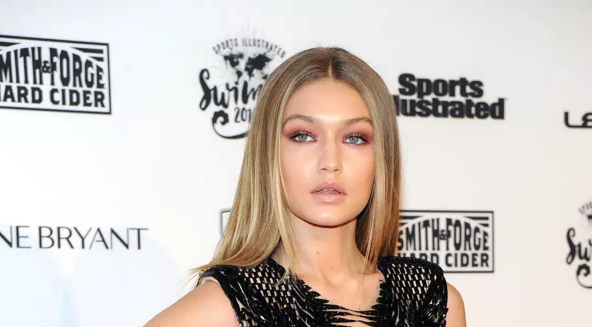 Un fotomodel celebru s-a făcut de râs pe podium! Vezi ce a pățit! FOTO