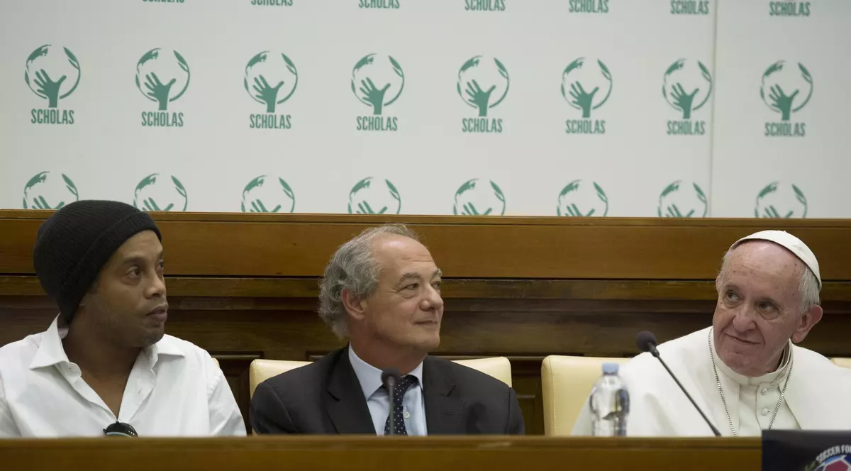 Papa Francisc s-a întâlnit cu Ronaldinho. "Vă invit la un nou meci pentru pace"/ VIDEO