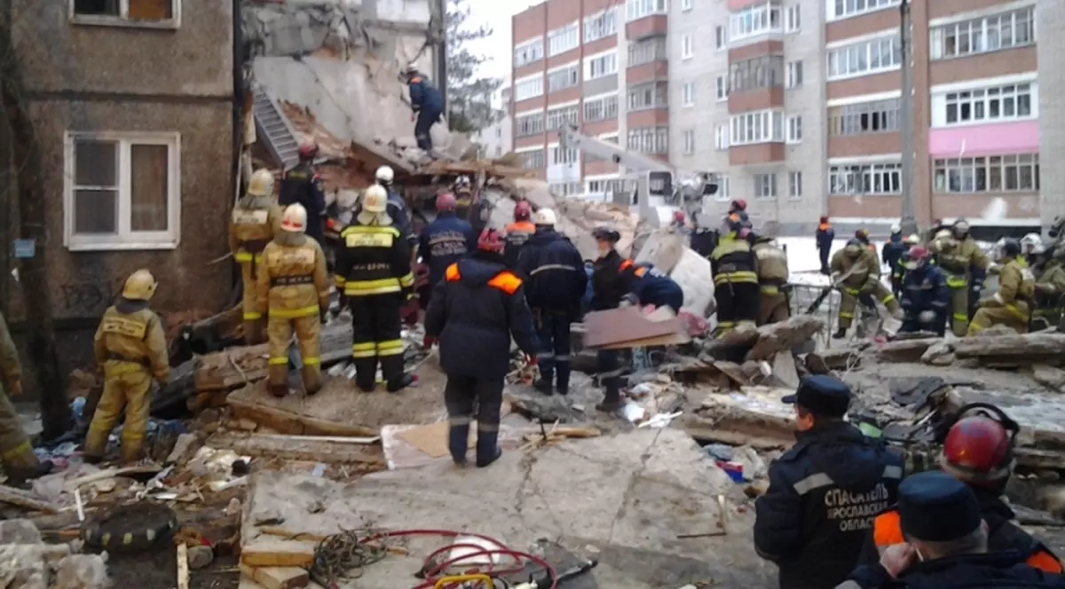 Un bloc s-a prăbuşit în urma unei explozii! Cel puţin patru morţi! VIDEO