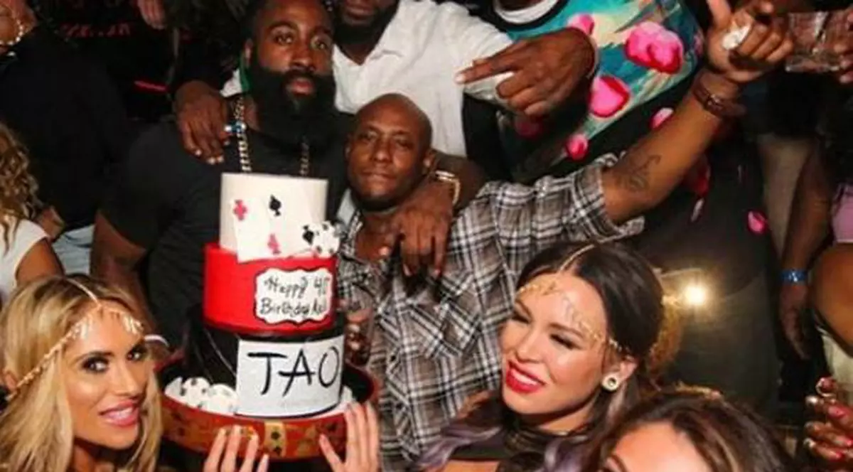 Noile metode de ”agățat” ale fetelor. Vedete sunt ”vânate” pe Internet / VIDEO