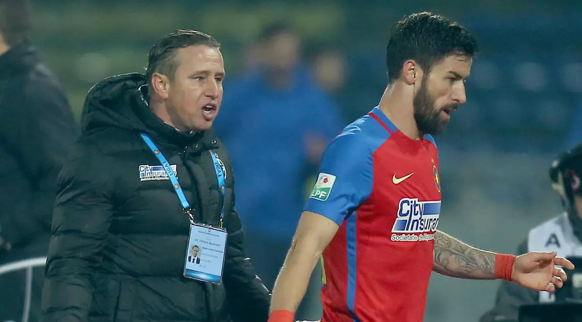 Gabriel Enache, dreapta, a fost certat rău de Laurențiu Reghecampf pentru eliminarea din meciul cu Osmanlîspor